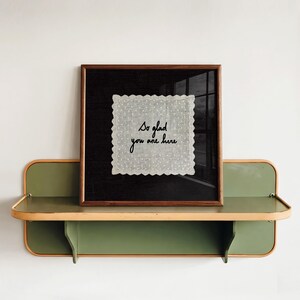 Frase manuscrita "Me alegro de que estés aquí", impresión digital minimalista, accesorio de pasillo de inspiración antigua, decoración nostálgica