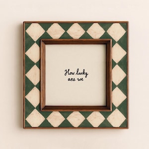 Lámina con la frase manuscrita "¿Qué suerte tenemos?", ideal para colgar en la pared de un bar de patio (descarga digital).