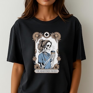 Camiseta de enfermeira de tarô, esqueleto gótico, camiseta RN, enfermeira registrada, design de carta de tarô de café, camiseta engraçada de enfermagem de Halloween, moletom de enfermeira