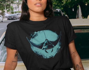 Manta Ray Graphic Tee: Oceanic Majesty Design
