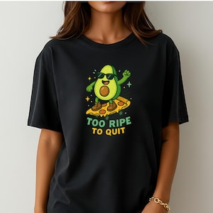 完熟すぎてやめられないアボカドシャツ、面白いアボカドピザグラフィックTシャツ、サングラスをかけたクールなフルーツ、ストリートアート、スケートボードスタイルのフードユーモア