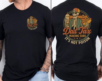 Può includere: T-shirt nera con grafica sul davanti e sul retro. La grafica anteriore dice "Dad Tax" e "Making Sure It's Not Poison". La grafica posteriore presenta uno scheletro con un hot dog e un milkshake.
