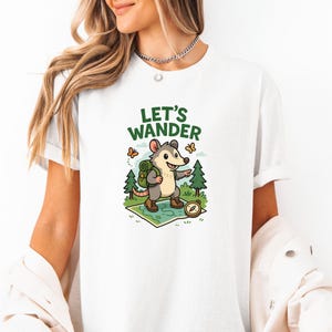 Let's Wander Possum Shirt Randonnée aventure T-shirt animal Funny Outdoors Opossum Graphic Nature Shirt Sac à dos Bottes Carte des sentiers forestiers