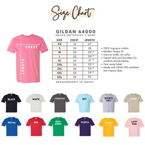 K&ouml;nnte beinhalten: Gr&ouml;&szlig;entabelle f&uuml;r Gildan 64000 Unisex Softstyle T-Shirts. Die Tabelle zeigt Brust- und L&auml;ngenma&szlig;e in Zoll f&uuml;r die Gr&ouml;&szlig;en XS bis 5XL. Die Tabelle enth&auml;lt auch eine Beschreibung der Eigenschaften des T-Shirts, wie z. B. 100 % ringgesponnene Baumwolle, moderne klassische Passform und abrei&szlig;bares Etikett.