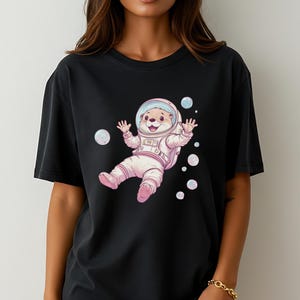 Bonita camiseta de nutria astronauta. Adorable camiseta de animal espacial para niños y adultos. Camiseta de nutria para amantes del espacio. Divertida camiseta de nutria astronauta flotante.
