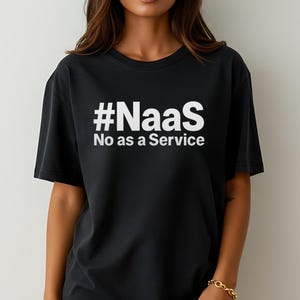 以下が含まれることがあります： 「#NaaS No as a Service」という白い文字が書かれた黒いTシャツ