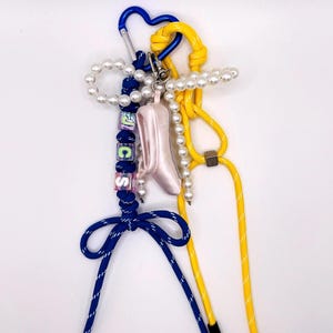 Llavero personalizable de 3 letras con cordón azul y amarillo: elegante colgante para bolso con perla y lazo