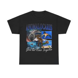 Peut inclure: T-shirt noir avec un graphique d'anomalocaris, un arthropode marin éteint, avec le texte "Anomalocaris Gone but Never Forgotten".