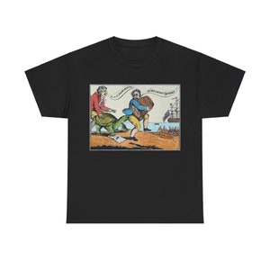 Puede incluir: Camiseta negra con una impresión de dibujos animados políticos históricos. El dibujo animado muestra a dos hombres, uno montando una tortuga y otro cargando un barril, con un barco al fondo. El dibujo animado incluye texto.