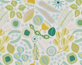 Puede incluir: Una tela blanca con un patrón repetido de elementos botánicos estilizados. El diseño presenta formas de plantas amarillas, verdes y azules, incluyendo vainas, hojas y flores. La estética general es una impresión moderna inspirada en la naturaleza.