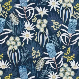 Puede incluir: Una tela azul oscuro con un diseño botánico. El patrón incluye flores blancas, azules y amarillas, junto con varias formas de hojas. La estética general es una impresión floral e inspirada en la naturaleza.