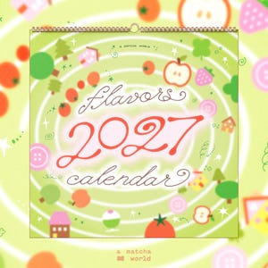 Może przedstawiać: Kwadratowy kalendarz ścienny z jasnym zielonym tłem i spiralnym wzorem. Tekst głosi "flavors 2027 calendar" oraz "a matcha world". Ilustracje przedstawiają małe domki, drzewa, jabłka, truskawki, pomidory oraz guziki.