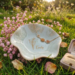 Ringschale mit Gravur, Geburtsblume, Schmuckschale für Mama, personalisierte Ringschale für Brautjungfern und mehr