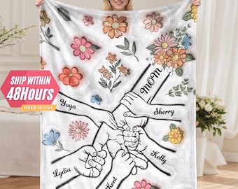Personalized Holding Mom's Hand Blanket, Custom Mom Blanket with Kids Name, Family Blanket for Mom, Mother's Day Gift, Mom Gift from Kids