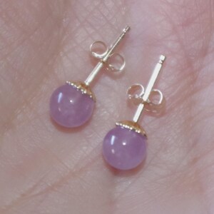 Pendientes redondos de jade lavanda de 6 mm, auténticos, de oro de 14 quilates.