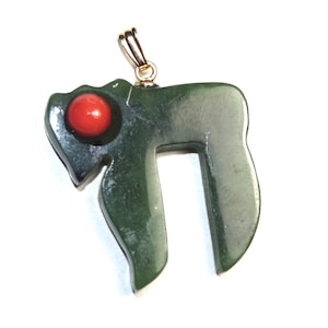 Chai Long Life Focal Point Jadeit Jade med röda och rosa korallögon 14K