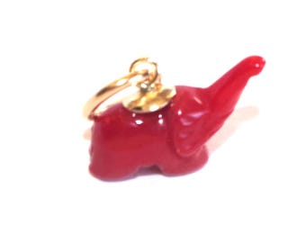 Colgante raro italiano con tallas de elefante de coral rojo en oro de 14 quilates