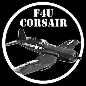 Op de afbeelding: Een zwart-wit afbeelding van een F4U Corsair gevechtsvliegtuig in de vlucht. Het vliegtuig bevindt zich in een cirkel met de woorden "F4U Corsair" erboven. Het vliegtuig heeft het woord "MARINES" aan de zijkant.