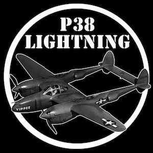Może przedstawiać: Czarno-białe zdjęcie samolotu myśliwskiego P-38 Lightning z napisem "P38 LIGHTNING" w kolorze białym nad samolotem. Samolot jest w locie i ma napis "YIPPEE" na boku.