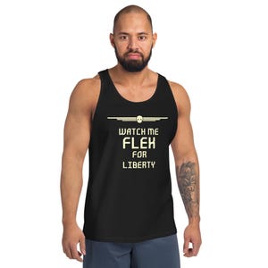 Puede incluir: Camiseta sin mangas negra con el texto "WATCH ME FLEX FOR LIBERTY" en blanco, con una fuente pixelada. El diseño incluye una calavera y líneas horizontales encima del texto. La camiseta sin mangas es sin mangas y de material suave.