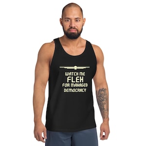 Puede incluir: Camiseta de tirantes negra con un gráfico blanco que dice "Watch me flex for managed democracy".