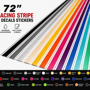 以下が含まれることがあります： 4インチ x 72インチのビニール製レーシングストライプデカールステッカー、28色以上のコレクション。画像には、白い縁取りが施された斜めのカラフルなストライプの配列と、耐紫外線性や耐候性などの特徴を説明するテキストが表示されています。