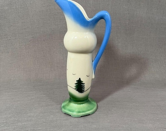 青と緑の木々や鳥が描かれたヴィンテージの陶器製ピッチャー花瓶