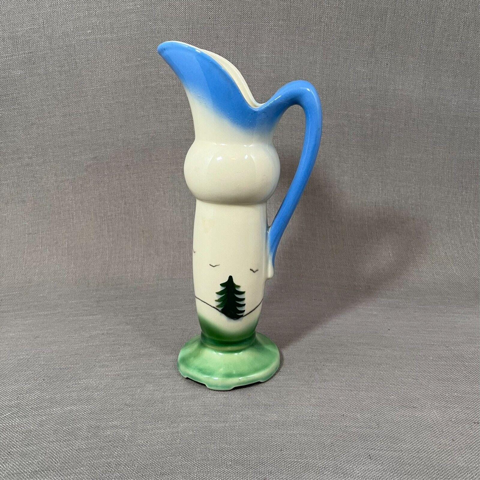 青と緑の木々や鳥が描かれたヴィンテージの陶器製ピッチャー花瓶