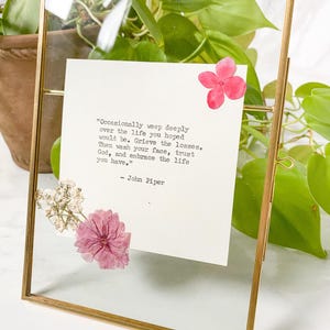 Stampa con citazione personalizzata in ottone, 5x7, supporto, cartoncino – Poesia o arte murale letteraria – Messaggio o poesia incorniciata fatta a mano