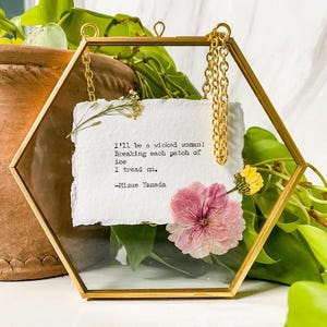 Stampa con citazione personalizzata in ottone, esagono, catena, carta di cotone – Poesia o arte murale letteraria – Messaggio o poesia incorniciata a mano