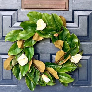 Magnolia Wreath: Elegant White Blossoms, Grapevine Base (22-inch)