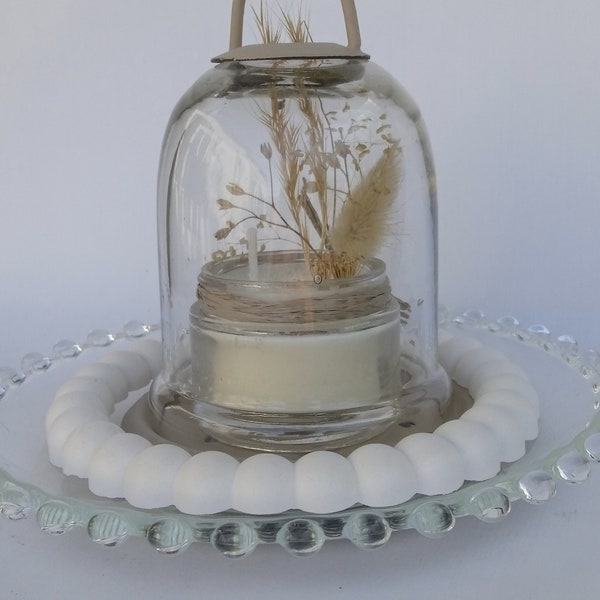 bougie artisanale sous cloche ancienne avec assiette en verre et plateau en plâtre fait main. bougie à la cire de soja biologique et plantes