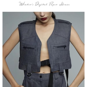 Puede incluir: Un patrón de costura para un chaleco utilitario de mezclilla. El chaleco es de talla única con cuello en V, múltiples bolsillos y un cinturón negro. El texto de la imagen dice "ONE SIZE DENIM UTILITY VEST SEWING PATTERN" y "Winter's Digital Paper House."