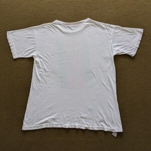 K&ouml;nnte beinhalten: Wei&szlig;es T-Shirt mit Rundhalsausschnitt und kurzen &Auml;rmeln. Das Shirt ist einfarbig ohne Grafiken oder Text.