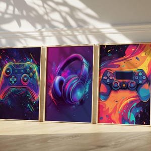 Puede incluir: Tres impresiones artísticas enmarcadas con vibrantes temas de juegos de neón. Las impresiones muestran un mando de juegos, auriculares y otro mando, todos con un diseño dinámico y colorido. La obra de arte está sobre un fondo oscuro.