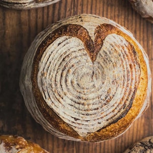 Det godaste glutenfria brödet du någonsin kommer att äta! Enkelt och utan ansträngning, gör det själv, rustikt hantverksbröd. Veganskt. Håller sig bra. Favorit bland fans.