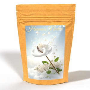 Pu&ograve; includere: Una busta gialla con un'etichetta bianca che dice "Heaven's Nectar" e mostra un fiore bianco con un liquido bianco che ne esce. L'etichetta dice anche "4 oz (113,4 g)".