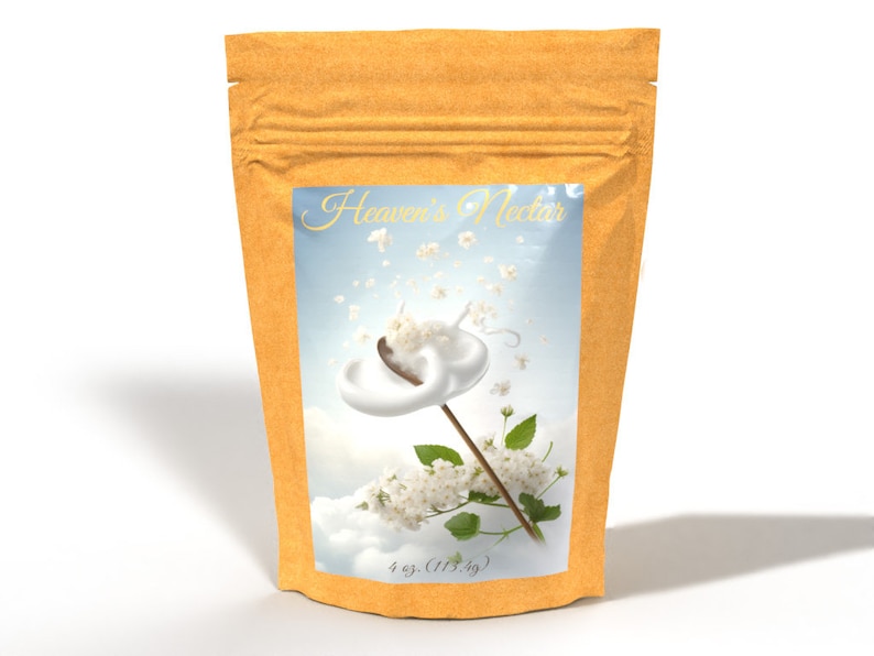 Pu&ograve; includere: Una busta gialla con un'etichetta bianca che dice "Heaven's Nectar" e mostra un fiore bianco con un liquido bianco che ne esce. L'etichetta dice anche "4 oz (113,4 g)".