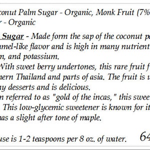Pu&ograve; includere: Un primo piano di un'etichetta bianca con testo nero che descrive gli ingredienti e l'uso raccomandato di una miscela di dolcificanti naturali. Gli ingredienti includono zucchero di palma di cocco, frutto del monaco e polvere di lucuma. L'etichetta indica che l'uso raccomandato &egrave; di 1-2 cucchiaini per 240 ml di acqua. L'etichetta indica anche che ci sono 64 porzioni.