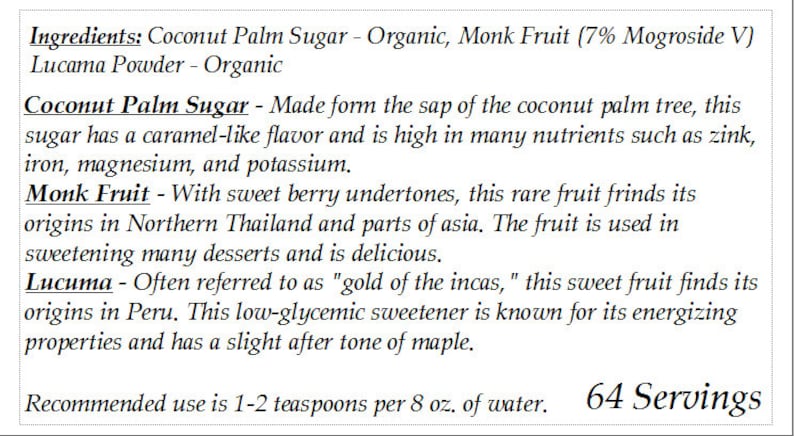 Pu&ograve; includere: Un primo piano di un'etichetta bianca con testo nero che descrive gli ingredienti e l'uso raccomandato di una miscela di dolcificanti naturali. Gli ingredienti includono zucchero di palma di cocco, frutto del monaco e polvere di lucuma. L'etichetta indica che l'uso raccomandato &egrave; di 1-2 cucchiaini per 240 ml di acqua. L'etichetta indica anche che ci sono 64 porzioni.