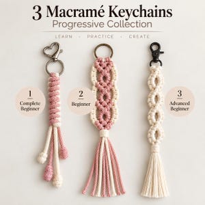 Könnte beinhalten: Drei Makramee-Schlüsselanhänger mit den Beschriftungen 1 Complete Beginner, 2 Beginner und 3 Advanced Beginner. Der erste hat einen herzförmigen Verschluss, rosa-weiße Kordel und geknotete Enden. Der zweite zeigt rosa-weiße Webmuster mit Quaste. Der dritte ist weiß mit schwarzem Verschluss und Quaste.