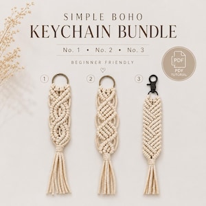 Könnte beinhalten: Ein Set aus drei cremefarbenen Makramee-Schlüsselanhängern mit der Beschriftung No. 1, No. 2 und No. 3, die komplexe Knotenmuster und Quasten aufweisen. Der Text SIMPLE BOHO KEYCHAIN BUNDLE und PDF TUTORIAL ist sichtbar. Sie haben Metallringe und einen schwarzen Verschluss.