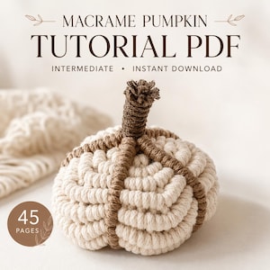 以下が含まれることがあります： 「MACRAME PUMPKIN TUTORIAL PDF」のテキストが入った、マクラメかぼちゃのチュートリアルPDF。かぼちゃはベージュと茶色で、表面はテクスチャード加工されています。チュートリアルは中級者向けで、即時ダウンロードできます。PDFは45ページです。