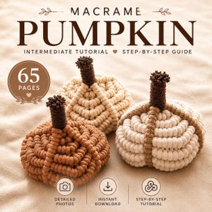 Puede incluir: Una guía digital titulada MACRAME PUMPKIN INTERMEDIATE TUTORIAL STEP-BY-STEP GUIDE de 65 PÁGINAS. La imagen muestra tres calabazas de macramé hechas a mano en tonos crema y marrón, cada una con un tallo marrón oscuro y textura de cuerda.