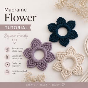Könnte beinhalten: Drei Makramee-Blumen-Designs in Teal, Lavendel und Creme, angeordnet auf einer weißen Oberfläche. Das Bild enthält den Text "Makramee Flower Tutorial" und "Beginner Friendly". Die Blumen sind handgefertigt und haben eine kreisförmige Mitte.