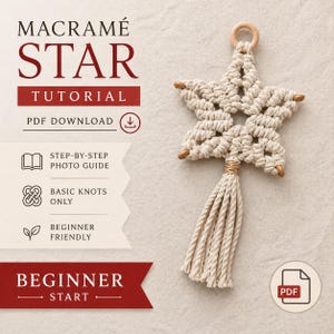Puede incluir: Una estrella de macramé color crema con un anillo y detalles de madera. La estrella tiene una borla en la parte inferior. La imagen incluye el texto "Macramé Star Tutorial" y "Beginner Friendly".