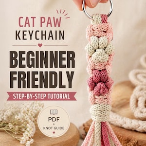 Könnte beinhalten: Set aus drei Keramikbechern mit gesprenkelter, matter Oberfläche. Die Becher sind in Creme-, Hellgrau- und Dunkelgrautönen gehalten. Schlichtes, minimalistisches Design.