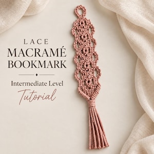 Puede incluir: Un marcapáginas de macramé en color rosa empolvado con un intrincado patrón de encaje, un pequeño lazo en la parte superior y una borla larga en la parte inferior. El texto dice LACE MACRAMÉ BOOKMARK Intermediate Level Tutorial.