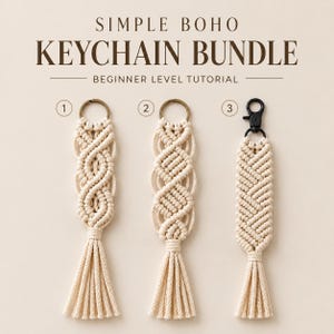 Könnte beinhalten: Drei Makramee-Schlüsselanhänger aus cremefarbener Baumwollkordel, jeweils mit einem einzigartigen Knotenmuster und einer Quaste am unteren Ende. Der Text lautet SIMPLE BOHO KEYCHAIN BUNDLE BEGINNER LEVEL TUTORIAL, mit nummerierten Kreisen eins bis drei.