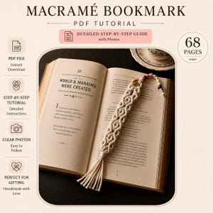 Op de afbeelding: Een beige macramé bladwijzer met een houten ring en kralen ligt in een open boek. De afbeelding bevat tekst met de tekst "Macramé Bookmark PDF Tutorial" en "Detailed Step-by-Step Guide with Photos". De pagina's van het boek tonen tekst.